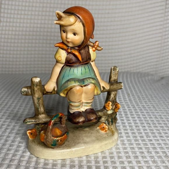 Goebel Other - GOEBEL HUMMEL FIGURINE “JUST RESTING”